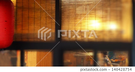 從商店外面可以看到舊城區的一盞紅燈籠。 140428754