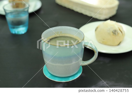 咖啡桌上的咖啡和桌子 140428755