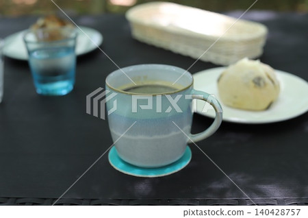 咖啡桌上的咖啡和桌子 140428757
