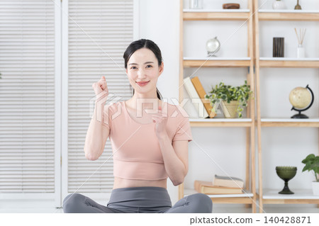 女性在家運動伸展 女性在家運動伸展 140428871