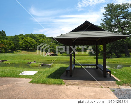 The luxury of relaxing in the shade of a gazebo while gazing at a scenic spot. A refreshing scene of rest in the 'Former Daijoin Garden' under the clear blue sky of early summer. The luxury of relaxing in the shade of a gazebo while gazing at a scenic spot. A refreshing scene of rest in the 'Former Daijoin Garden' under the clear blue sky of early summer. 140429284