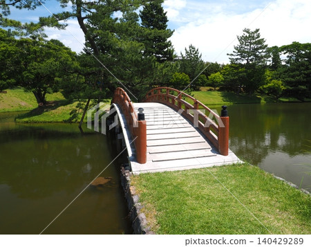 A prime viewing spot offering a close-up view of the "arched bridge," a symbol of the scenic former Daijoin Garden. A prime viewing spot offering a close-up view of the "arched bridge," a symbol of the scenic former Daijoin Garden. 140429289