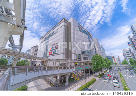 A view of Tachikawa Takashimaya Shopping Center, the pedestrian deck, and the Tama Monorail tracks [Akebono-cho, Tachikawa City, Tokyo] 140429319