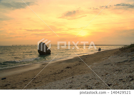 I took this photo of the sunset and the silhouettes of lovers from Senaga Island in Okinawa Prefecture. I took this photo of the sunset and the silhouettes of lovers from Senaga Island in Okinawa Prefecture. 140429521