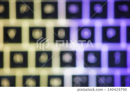 受網路空間啟發,以黃色和紫色為主色調的常規 RGB 燈光效果。 受網路空間啟發,以黃色和紫色為主色調的常規 RGB 燈光效果。 140429790