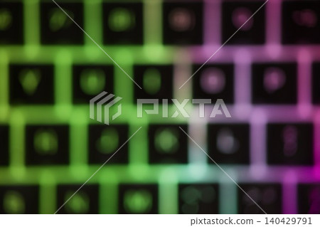 這張散景影像呈現出美麗的 RGB 漸層效果，從鮮豔的藍色過渡到紫色，再過渡到橙色。 140429791