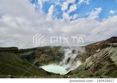 引發噴發的阿蘇山火山口 引發噴發的阿蘇山火山口 140429817