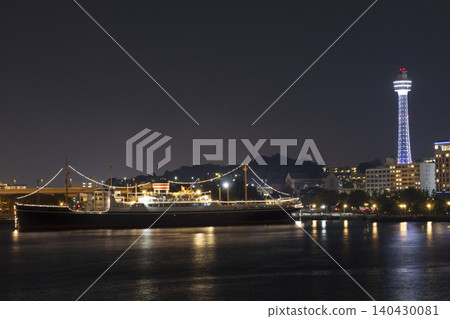 夜間漂浮在海上的船 夜間漂浮在海上的船 140430081