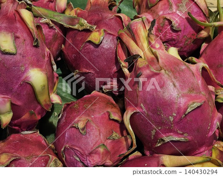 A large amount of dragon fruit 140430294