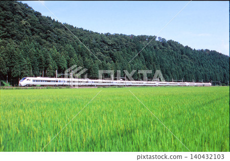 雷鳥特快列車穿過鄉村。 雷鳥特快列車穿過鄉村。 140432103