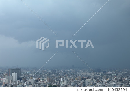 一場突如其來的雷暴席捲了一座城市;極端天氣的景象由突發的天氣變化造成。 一場突如其來的雷暴席捲了一座城市;極端天氣的景象由突發的天氣變化造成。 140432594
