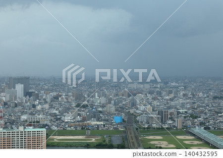 由發育良好的積雨雲引起的強降雨;雨水侵襲城市地區的景象。 由發育良好的積雨雲引起的強降雨;雨水侵襲城市地區的景象。 140432595