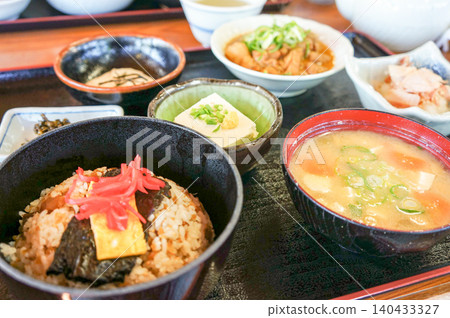 A set meal featuring the "mountain bandit" style cuisine found in Aso, Kumamoto. A set meal featuring the "mountain bandit" style cuisine found in Aso, Kumamoto. 140433327