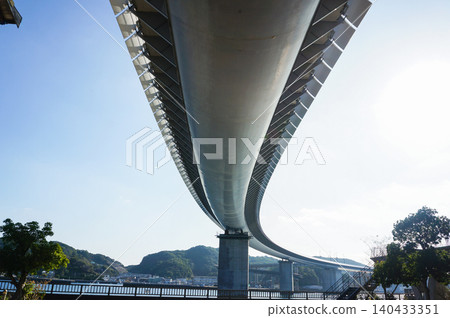 The beautiful curves of the Ushibuka Haiya Bridge shine brightly on a clear day. The beautiful curves of the Ushibuka Haiya Bridge shine brightly on a clear day. 140433351