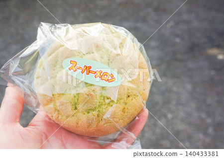 手中飄散著新鮮出爐的超級蜜瓜麵包的香甜氣息 140433381