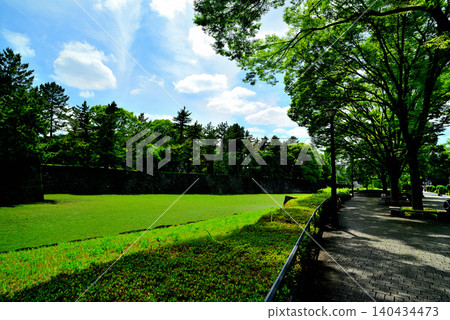 Tokyo: The Ote Moat of the Imperial Palace and the surrounding buildings 140434473