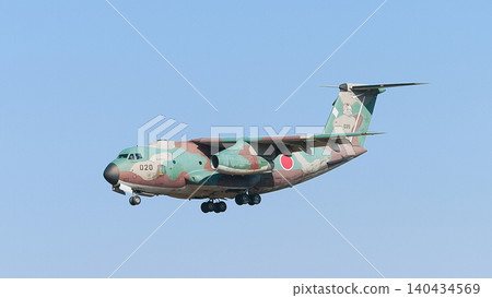 一架日本航空自衛隊C-1運輸機正在降落進場。 一架日本航空自衛隊C-1運輸機正在降落進場。 140434569