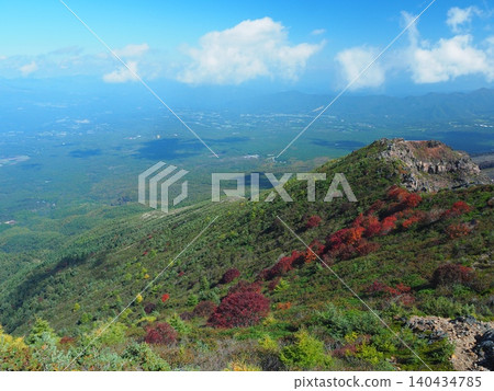淺間山外緣的秋葉美景 淺間山外緣的秋葉美景 140434785