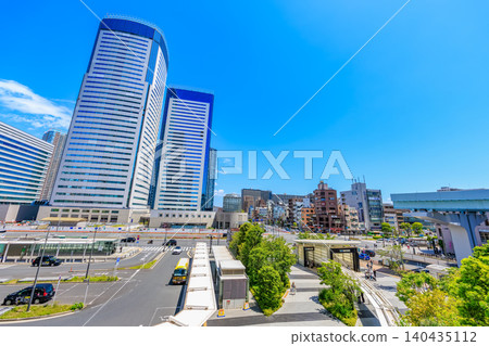 東京江東區豐洲車站十字路口附近的城市景觀。 東京江東區豐洲車站十字路口附近的城市景觀。 140435112
