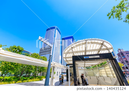 東京江東區豐洲車站十字路口附近的城市景觀。 東京江東區豐洲車站十字路口附近的城市景觀。 140435124