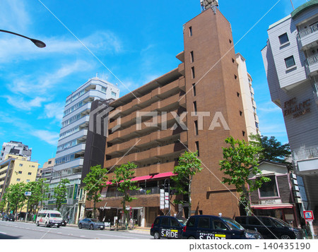 Gaien-Nishi Street: Hiroo/Minami-Azabu - Urban Landscape (May 2026) 140435190