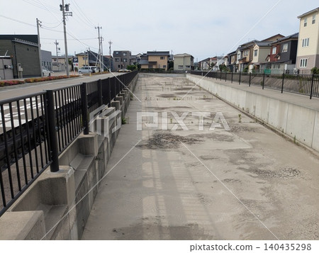 根據日本法律規定,在開發住宅區時必須建造蓄水池。 根據日本法律規定,在開發住宅區時必須建造蓄水池。 140435298