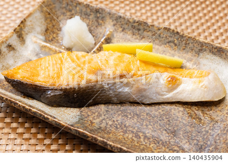 來自北海道的美味烤鮭魚，採用時白津鮭魚製成，配上磨碎的白蘿蔔。 140435904