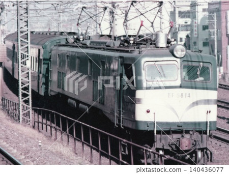 A JNR-type EF58 electric locomotive, No. 14, passing through the vicinity of Nishi-Nippori on the Tohoku Main Line in a push-pull operation. 140436077