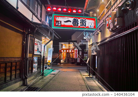 A nighttime entertainment district scene in Asahi-cho Ichiban-gai, Takayama City, Gifu Prefecture. 140436104