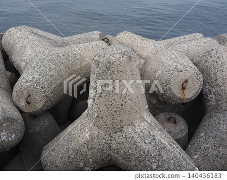 Tetrapods piled up on wave-dissipating blocks Tetrapods piled up on wave-dissipating blocks 140436183