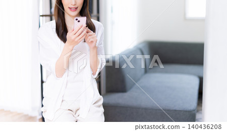 操作智能手機的女人的手 140436208