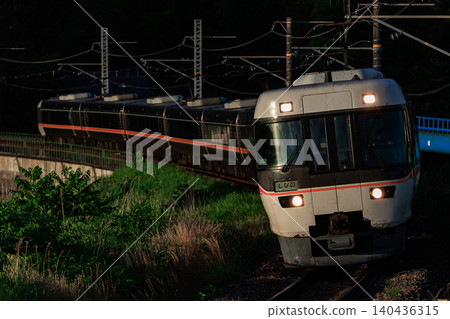 一列383系信濃特快列車正沿著落合川行駛。 一列383系信濃特快列車正沿著落合川行駛。 140436315