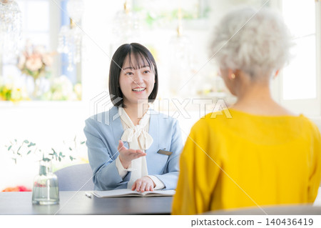 從事諮商工作的年輕女性 140436419
