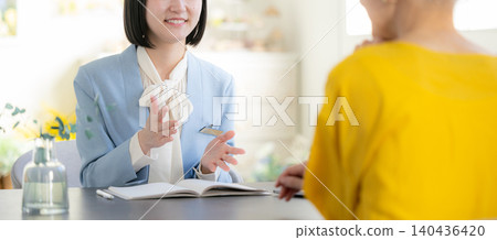 從事諮商工作的年輕女性 140436420