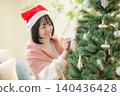 女人裝飾聖誕樹 140436428