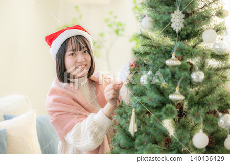 女人裝飾聖誕樹 140436429