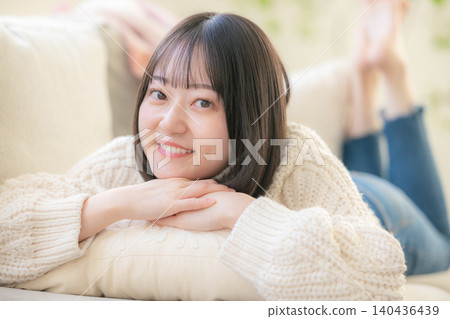 一個女人躺在沙發上 140436439