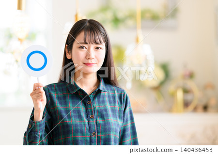 一位年輕女子手持一張圓鈔 140436453