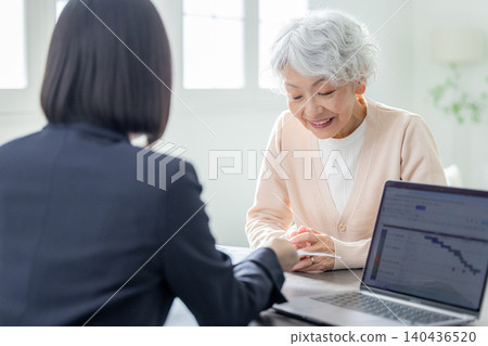 與規劃師協商的高階女性 140436520