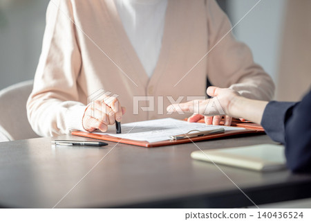 與規劃師協商的高階女性 140436524