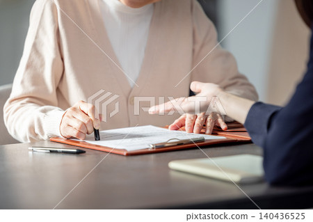 與規劃師協商的高階女性 140436525