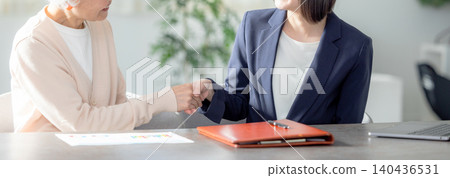 Businesswomen who offer advice Businesswomen who offer advice 140436531