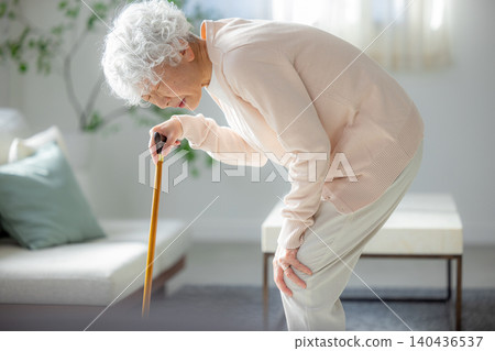 膝蓋疼痛的高級女人 140436537