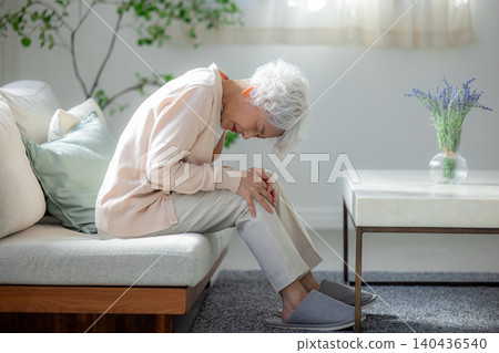 膝蓋疼痛的高級女人 140436540