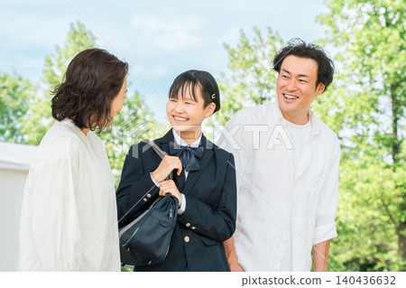 公園裡，一家老小，父母在散步 140436632
