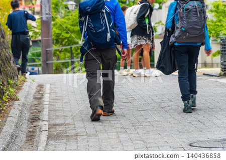 登山者下山後離開高尾山。 登山者下山後離開高尾山。 140436858