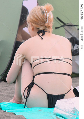 一位身穿比基尼的性感女子在海灘上—夏日景象 一位身穿比基尼的性感女子在海灘上—夏日景象 140437129