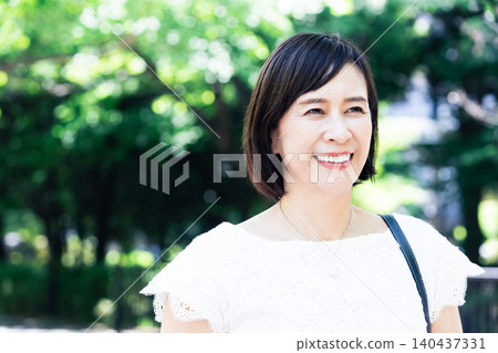 中年女性通勤上班 140437331