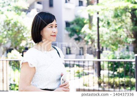 中年女性通勤上班 140437336