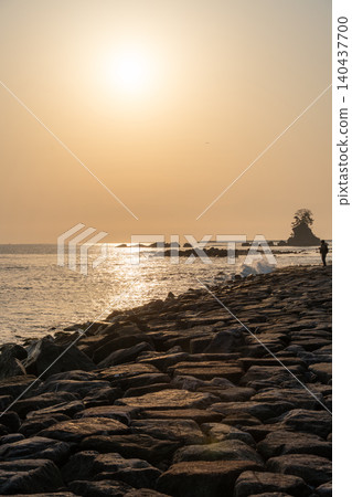 The sea illuminated by the sunset The sea illuminated by the sunset 140437700